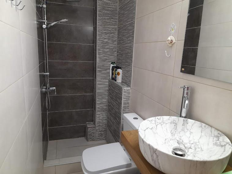 Artemida Apartment Лутра Едипсу Екстериор снимка
